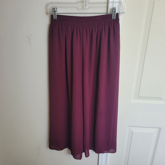 Chiffon Wide-Legged Cropped Pants - Picture 1 of 7